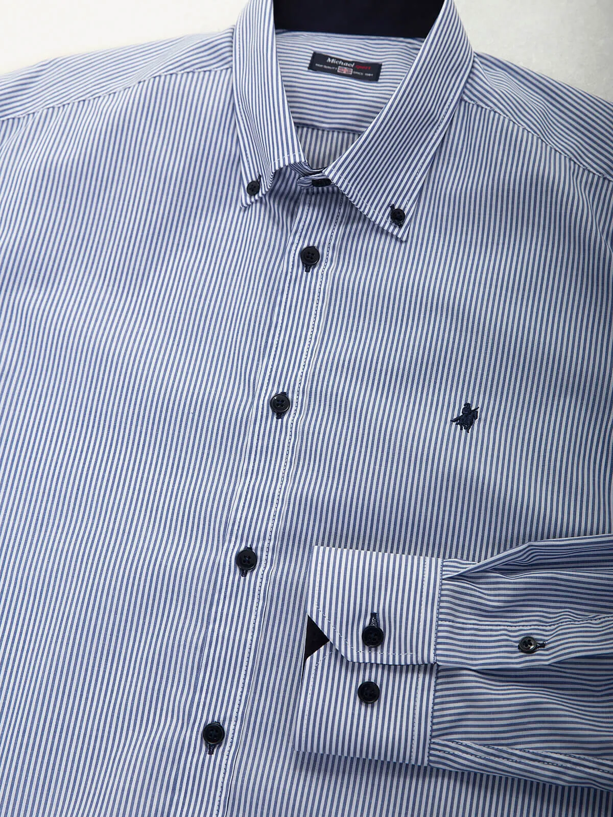 Camisa blanca con rayas azules
