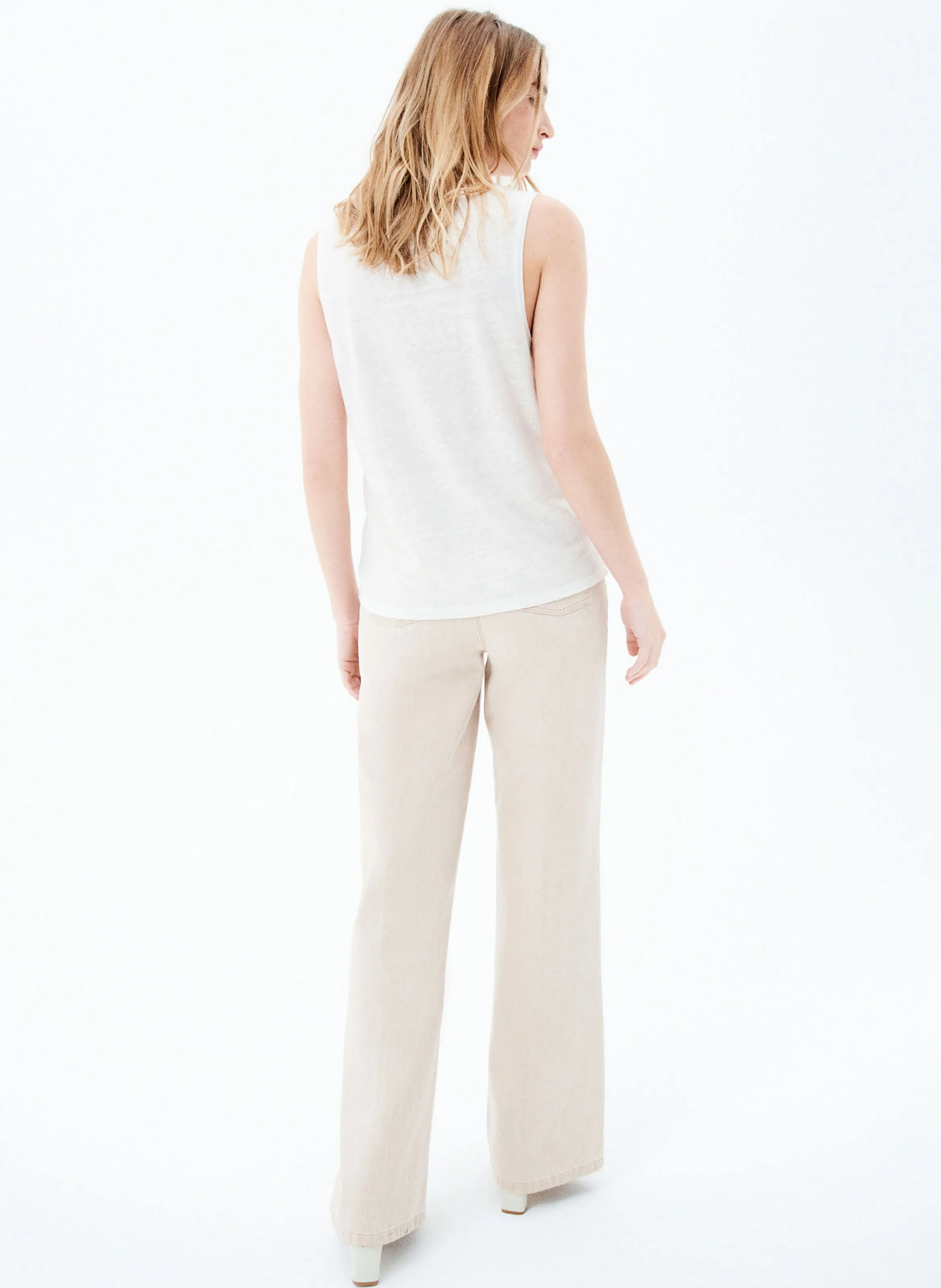 CAROLL TRYM - Camiseta de lino con cuello de pico en blanco