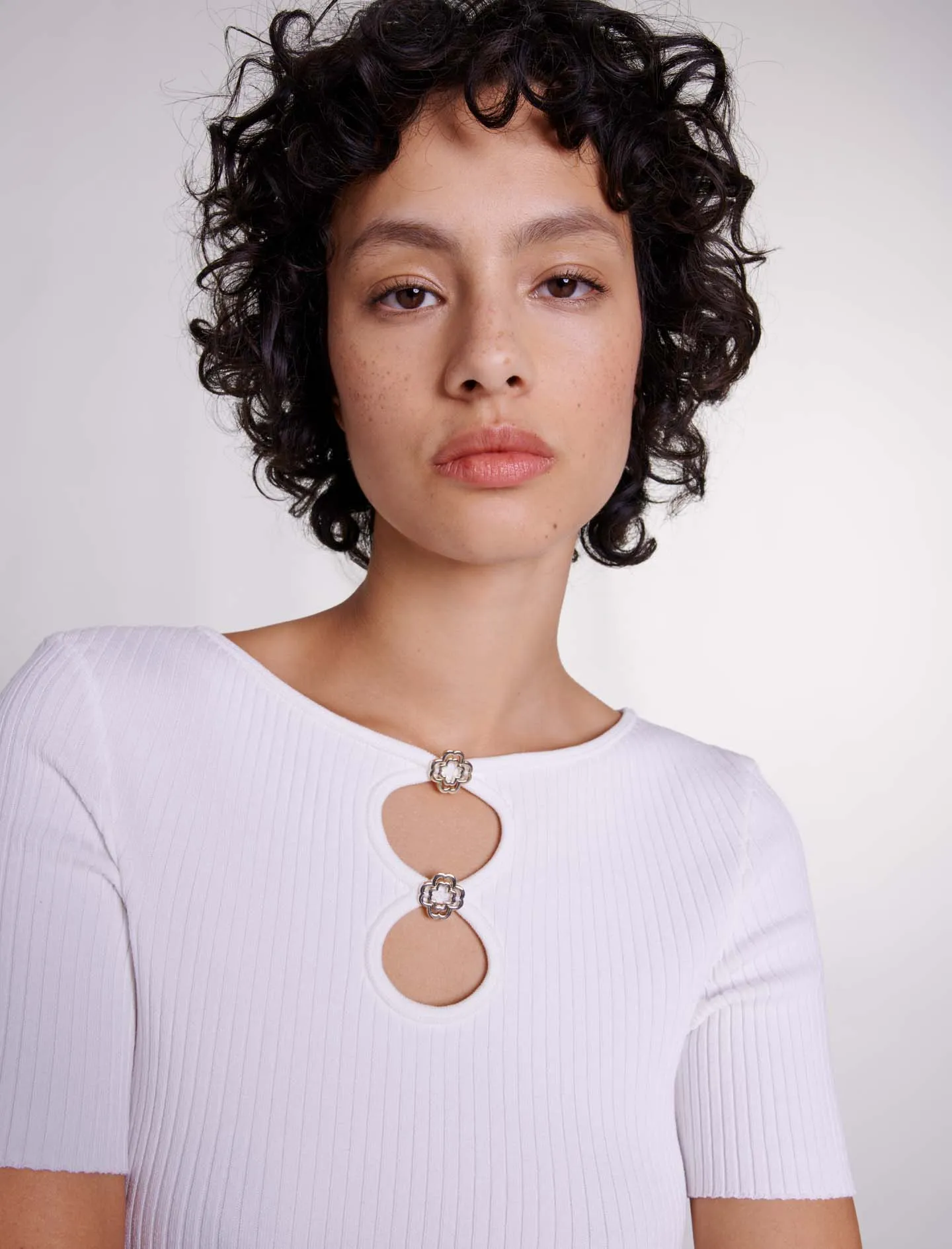 MAJE Camiseta con cuello barco de canalé en blanco