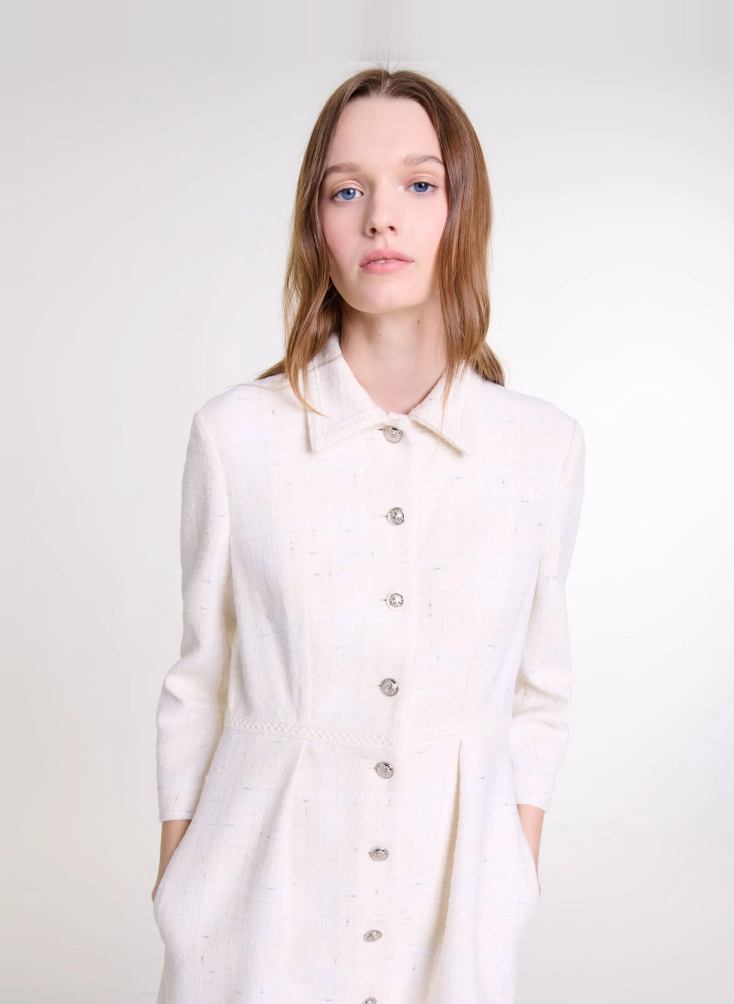 MAJE Vestido corto ajustado con cuello clásico en blanco