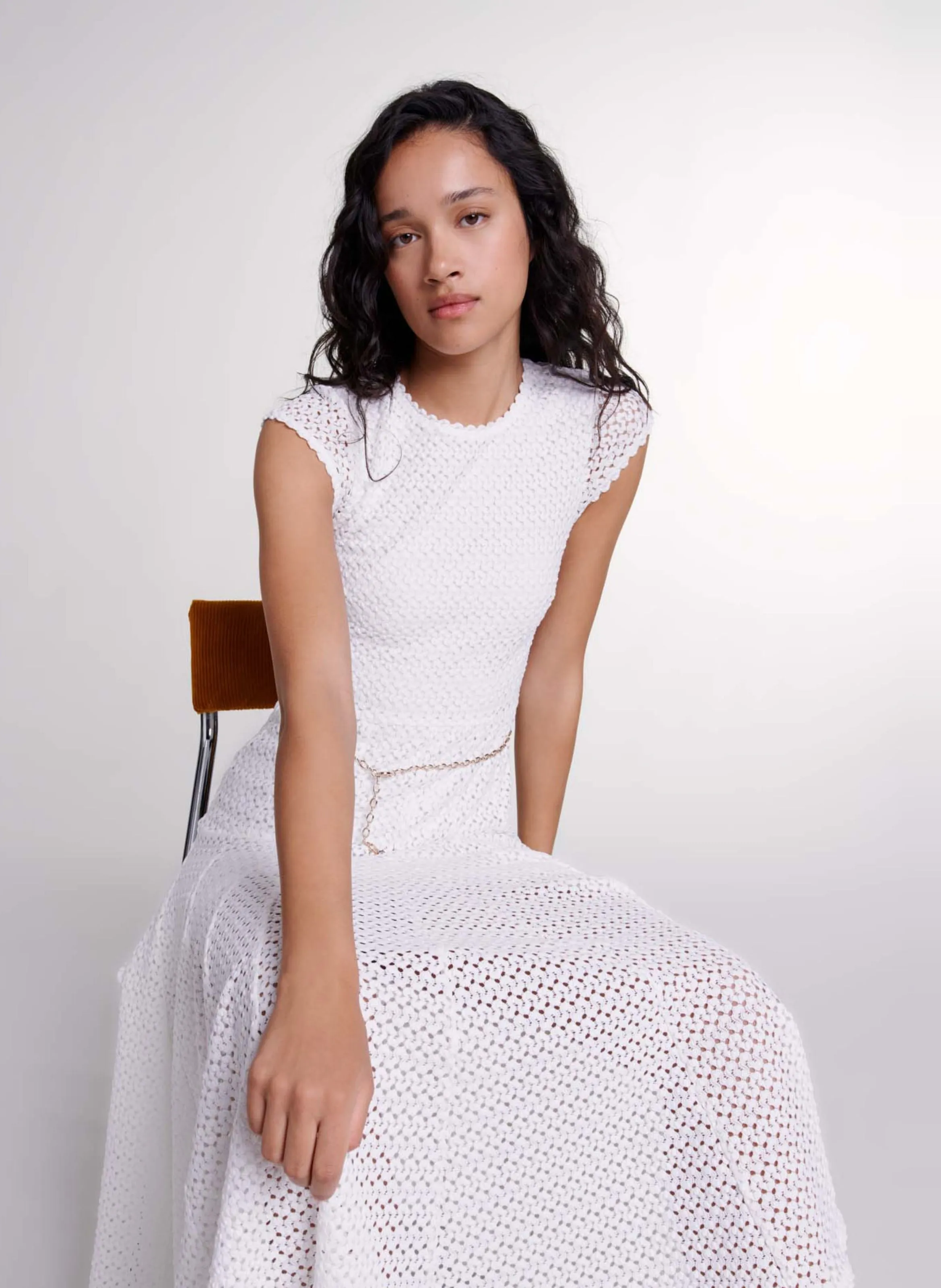 MAJE Vestido largo evasé con cuello redondo en blanco