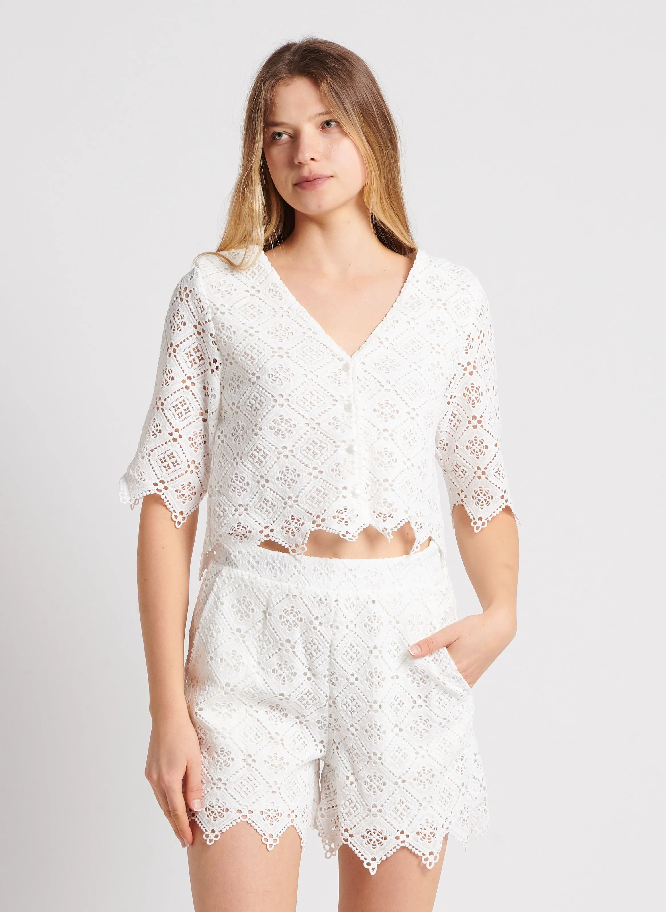 MARIE SIXTINE WINNIE - Top con cuello de pico y bordado inglés en blanco