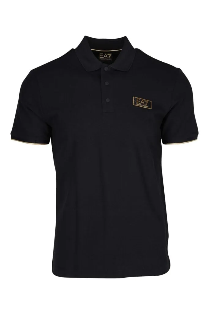 Polo negro con minilogo dorado en placa