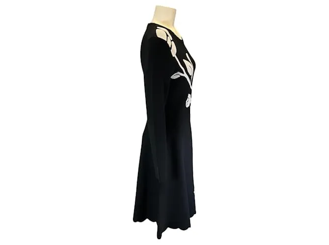 Vestido ajustado y acampanado de manga larga en intarsia floral en blanco y negro de Lela Rose 