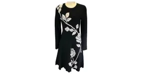 Vestido ajustado y acampanado de manga larga en intarsia floral en blanco y negro de Lela Rose 